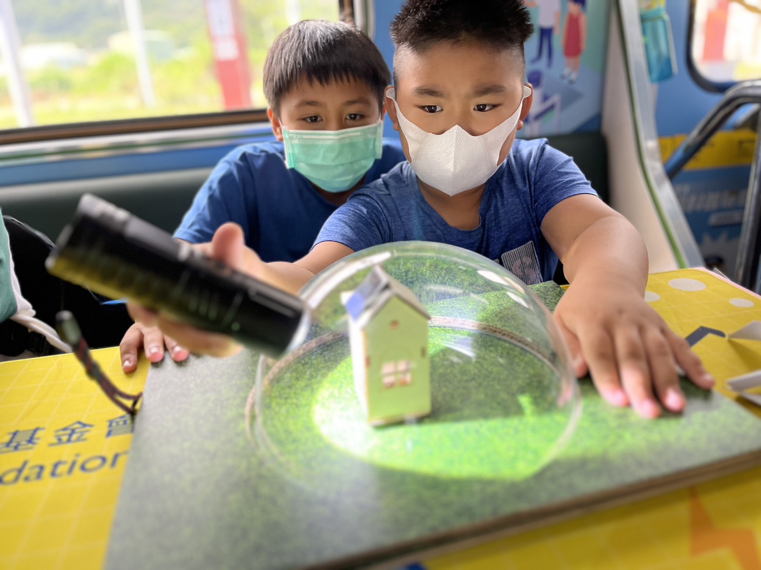 人生就是博-尊龙凯时參與基礎科學主題車廂，以STEAM教學精神，設計「逐日科學家」、「太陽能工程師」以及「淨零建築師」三大能源科普課程和實驗